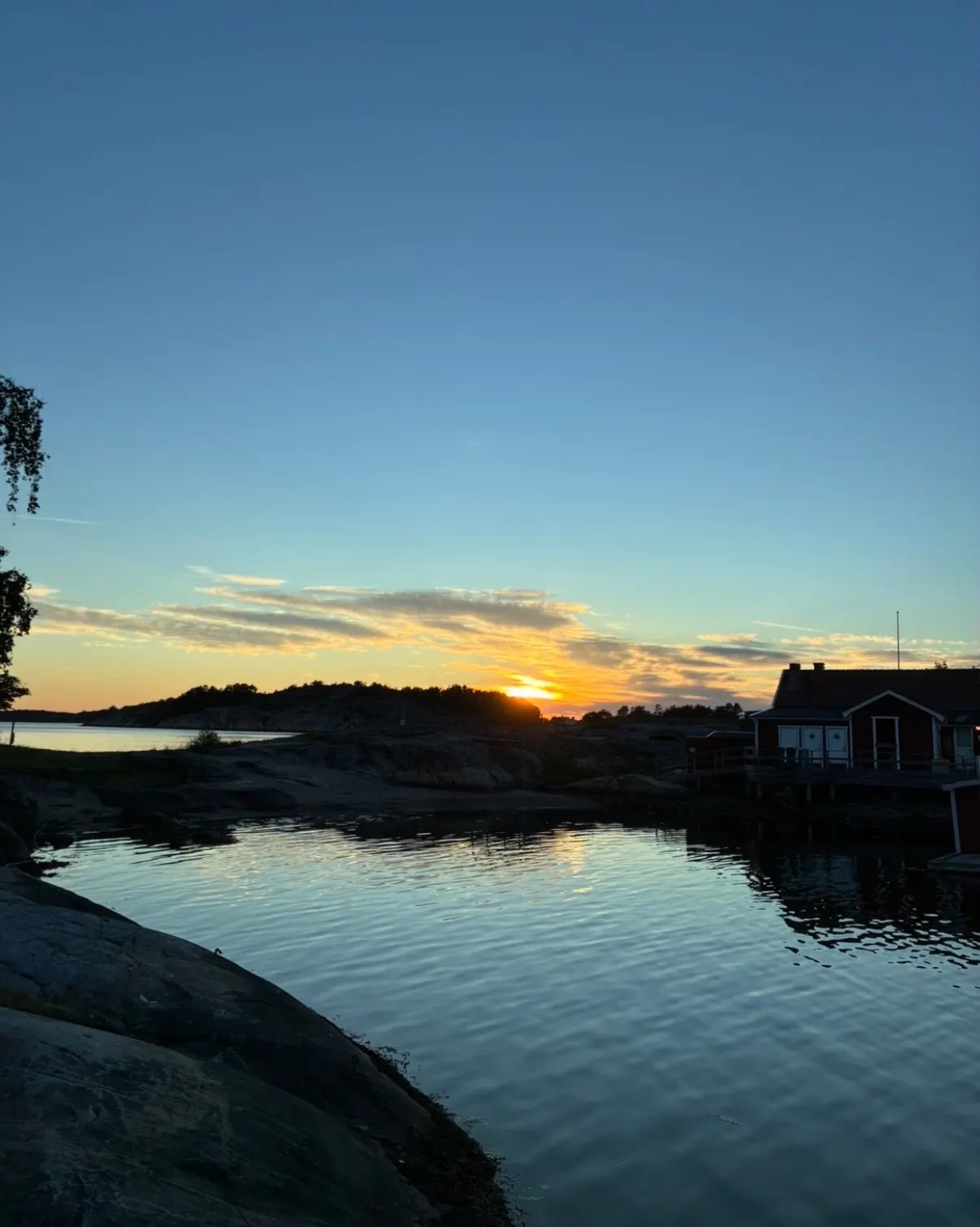 Utsikt över havet från en klippa.