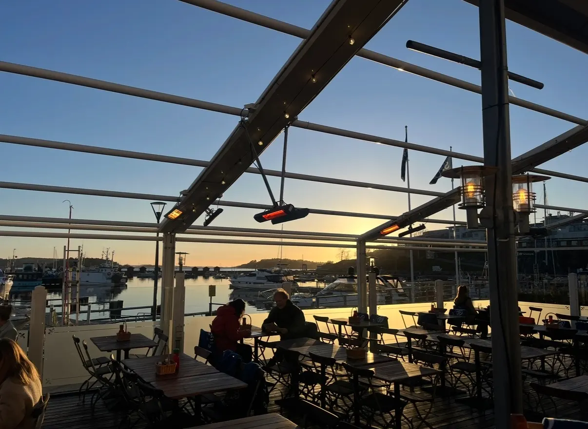 Tallrik med varmrätt på en restaurang.