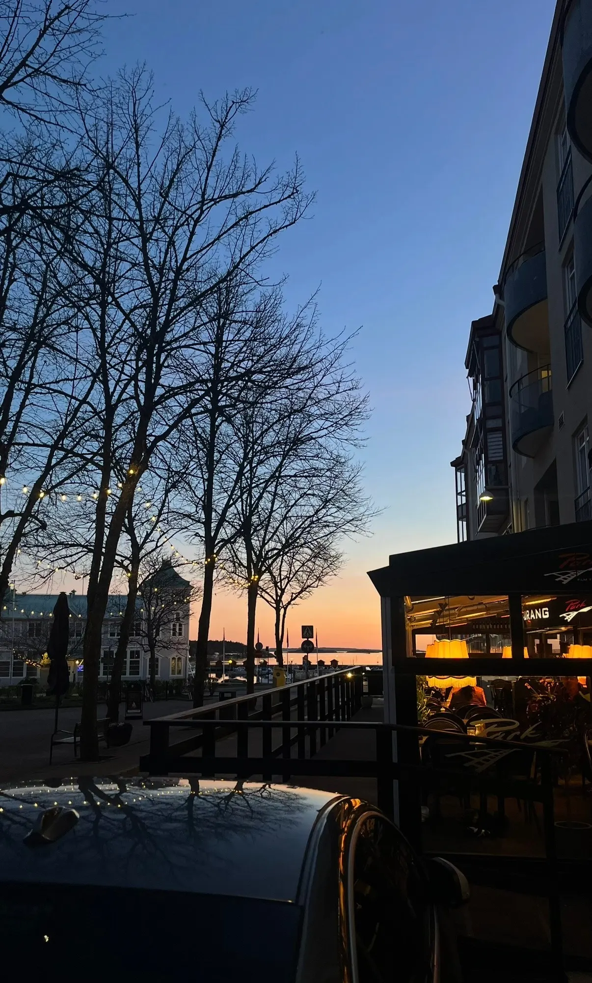Fika med bakverk och varm dryck.